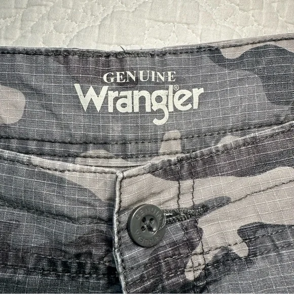 Wrangler Men’s Genuine Camo Cargo Shorts. Size 36. - Picture 4 of 7